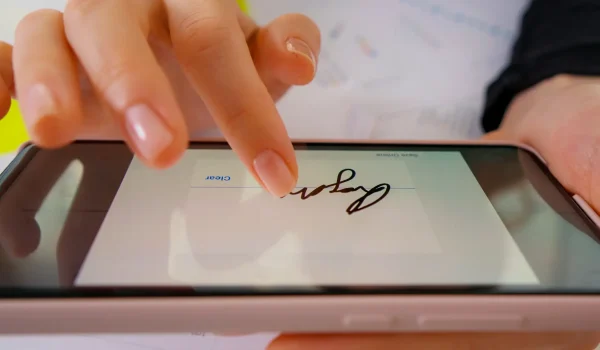 firma-digital-macro-en-la-pantalla-del-telefono-inteligente-con-el-dedo